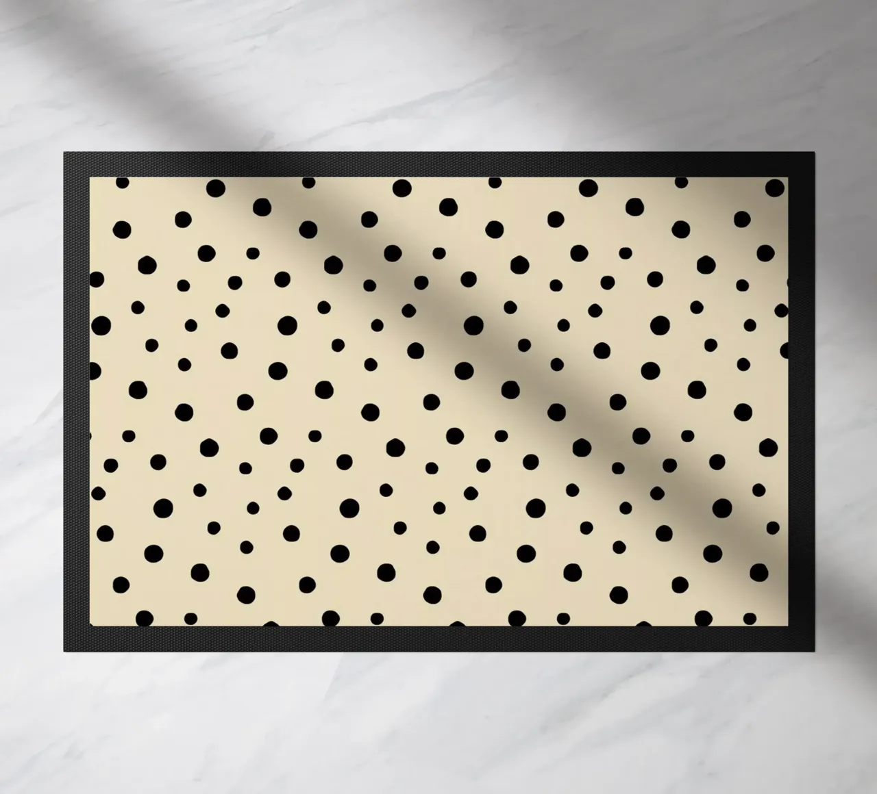 Minimal Chic disegnato a mano a pois nero su beige zerbino da Beauty in Simplicity