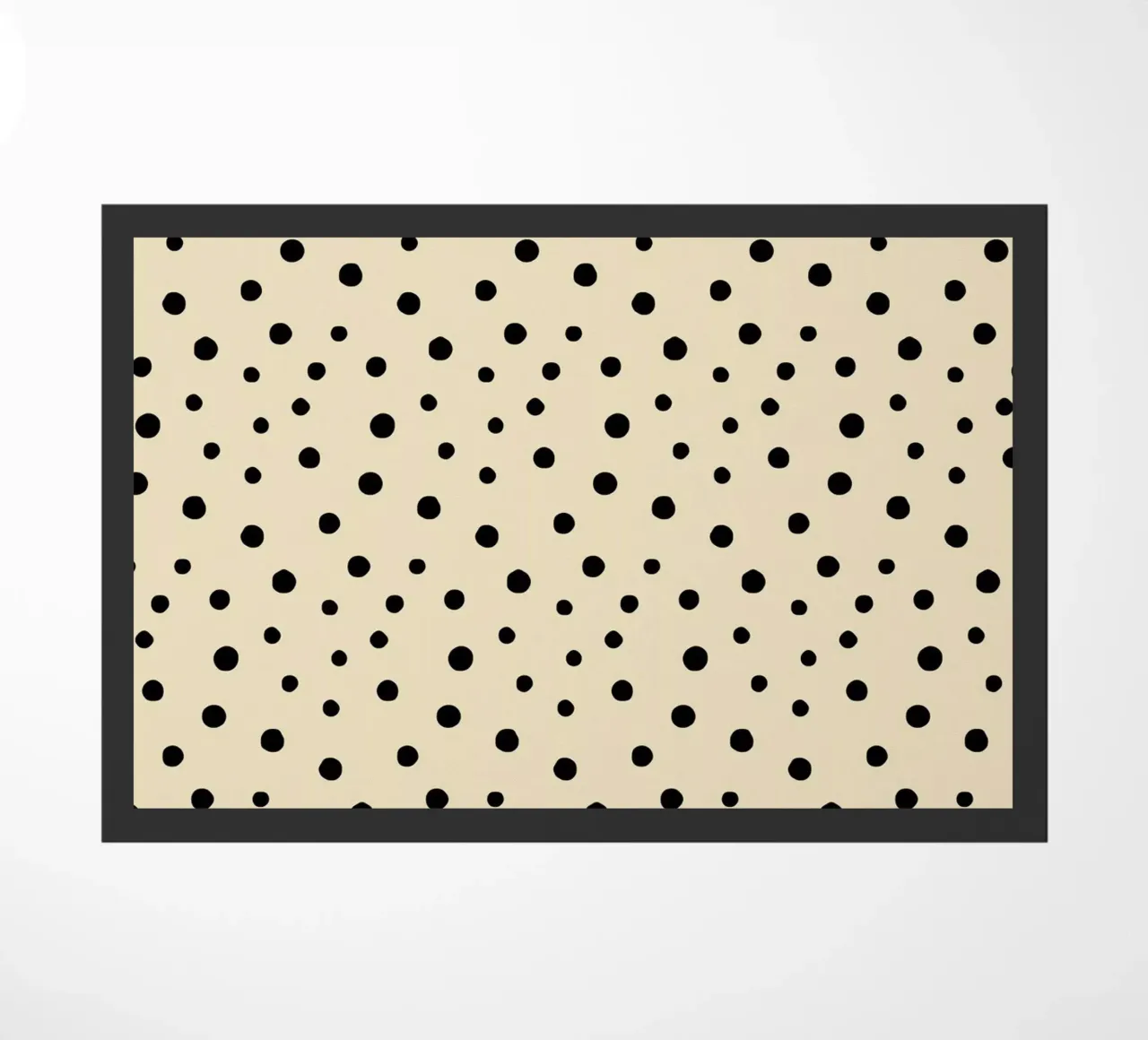 Minimal Chic disegnato a mano a pois nero su beige zerbino da Beauty in Simplicity