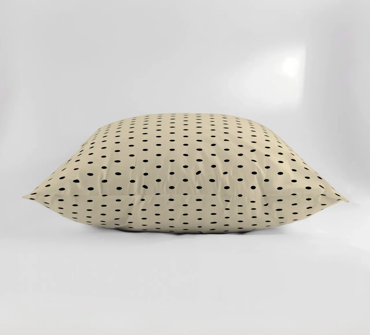 Minimal Basic Polka Dots | Nero su Beige cuscino da Beauty in Simplicity