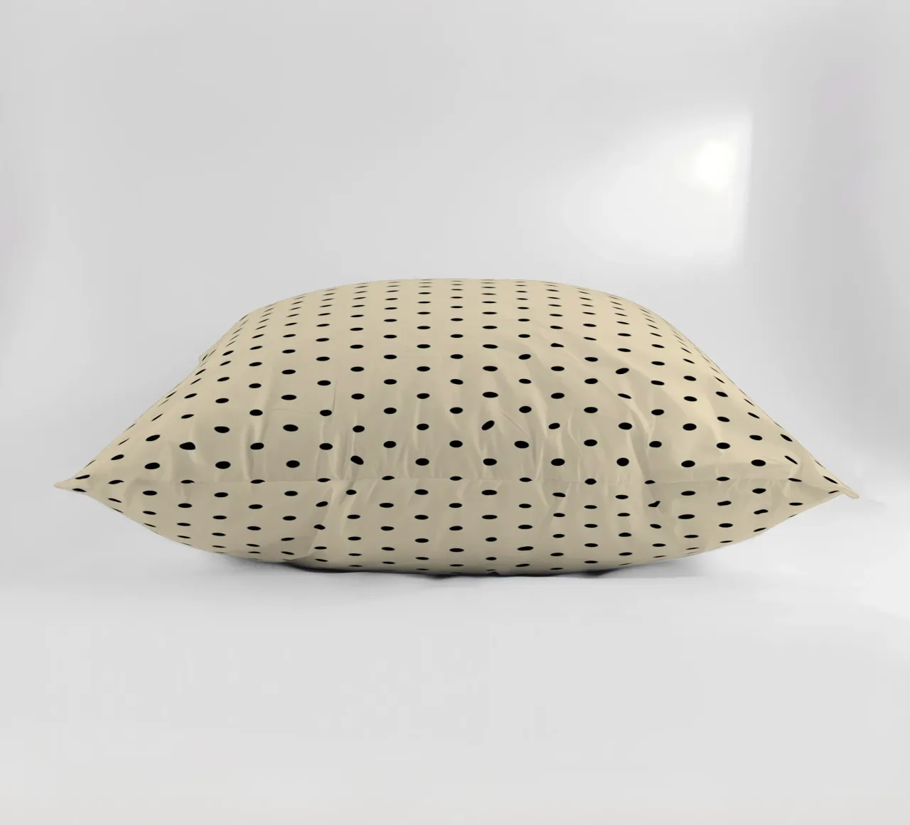 Minimal Basic Polka Dots | Nero su Beige cuscino da Beauty in Simplicity