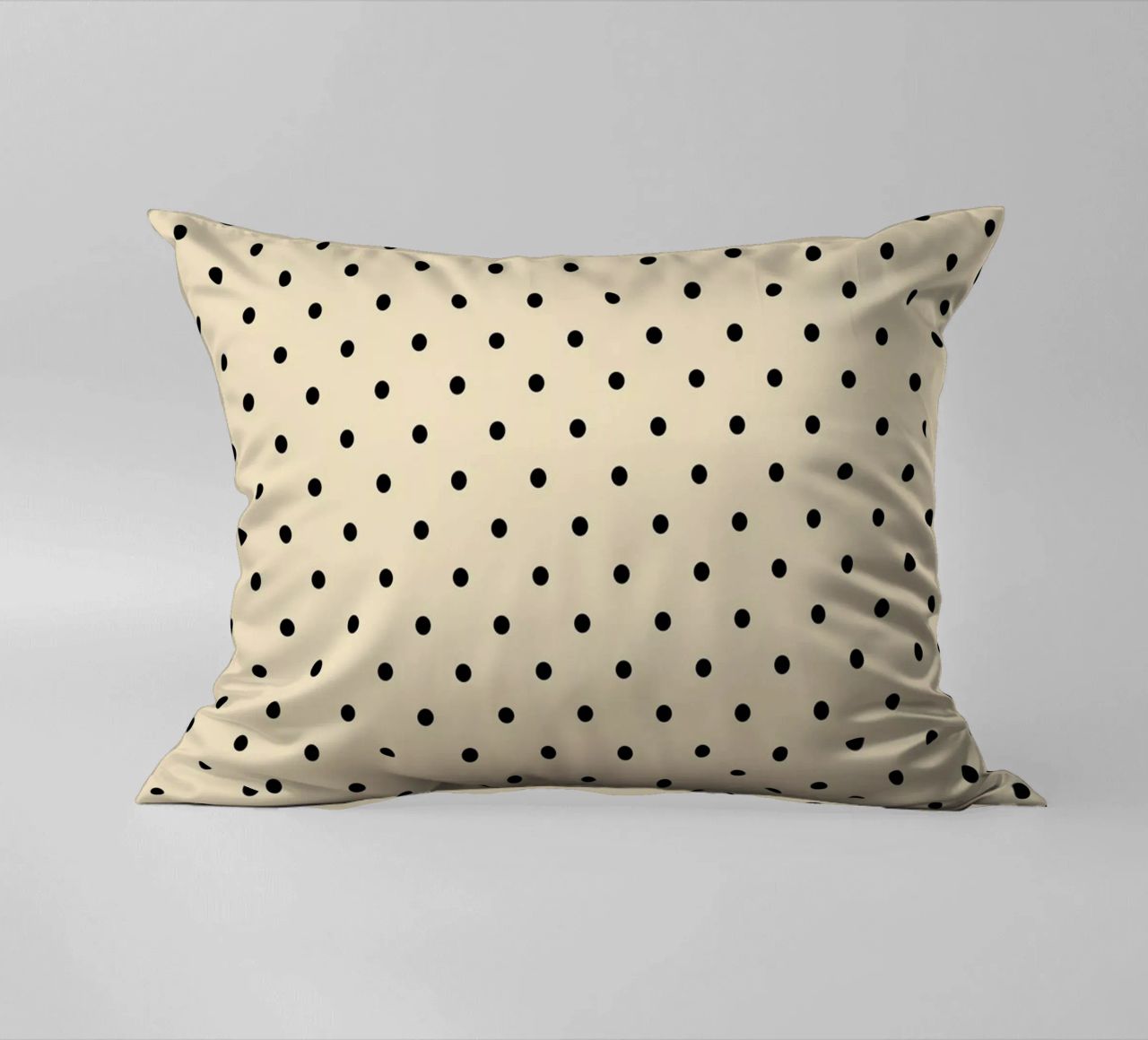 Minimal Basic Polka Dots | Nero su Beige cuscino da Beauty in Simplicity