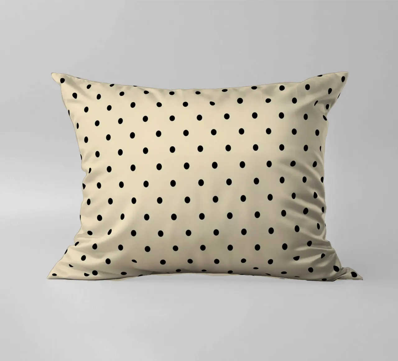 Minimal Basic Polka Dots | Nero su Beige cuscino da Beauty in Simplicity