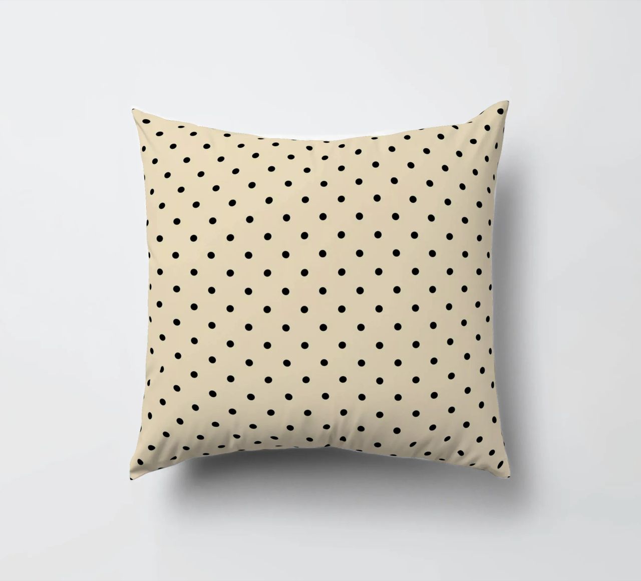 Minimal Basic Polka Dots | Nero su Beige cuscino da Beauty in Simplicity