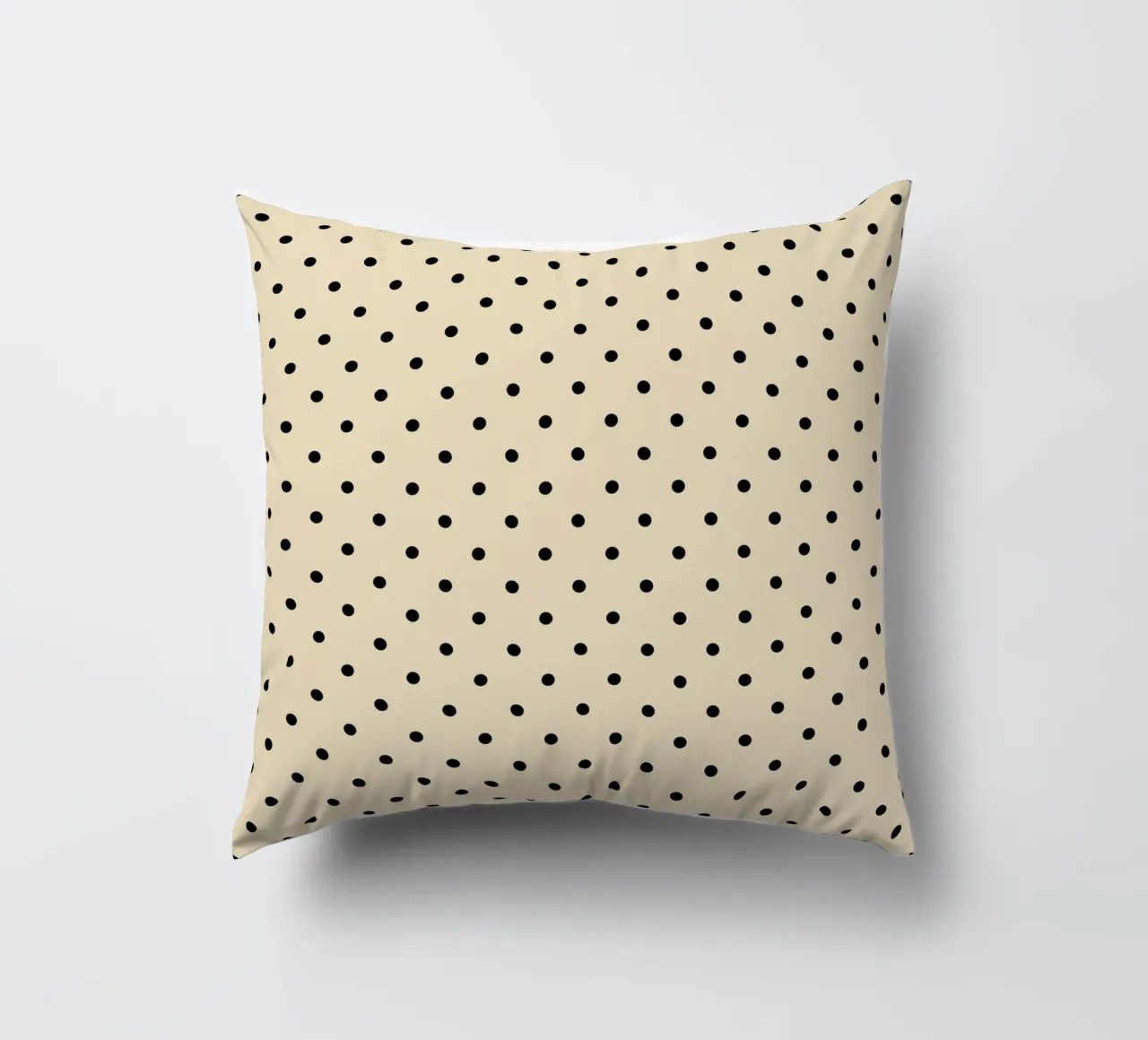 Minimal Basic Polka Dots | Nero su Beige cuscino da Beauty in Simplicity