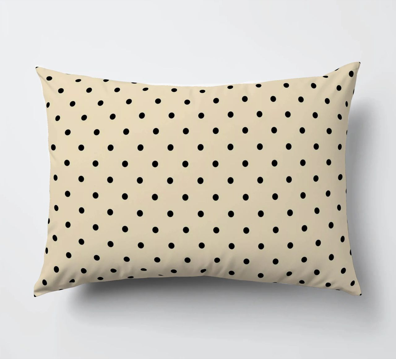 Minimal Basic Polka Dots | Nero su Beige cuscino da Beauty in Simplicity