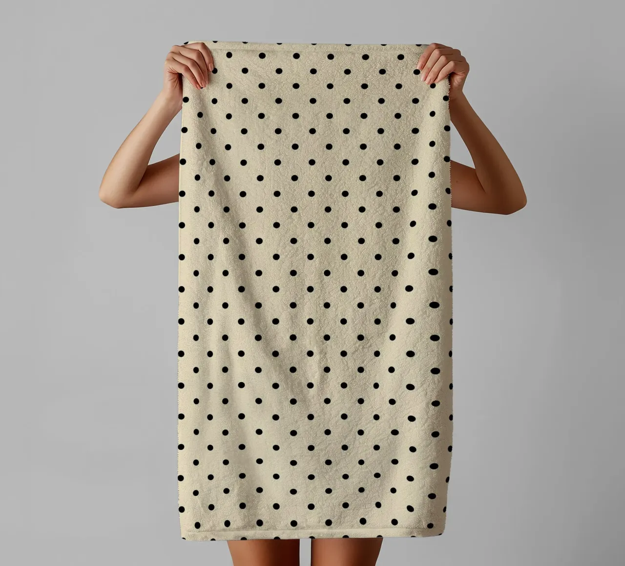 Minimal Basic Polka Dots | Nero su Beige asciugamano da bagno da Beauty in Simplicity