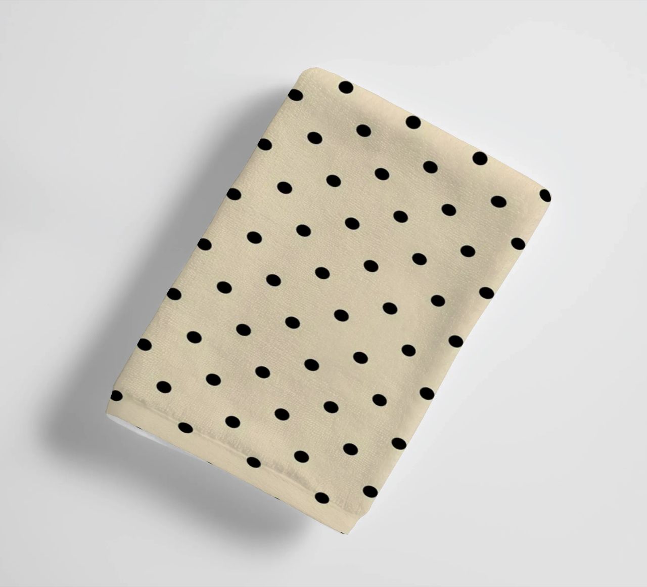 Minimal Basic Polka Dots | Nero su Beige asciugamano da bagno da Beauty in Simplicity