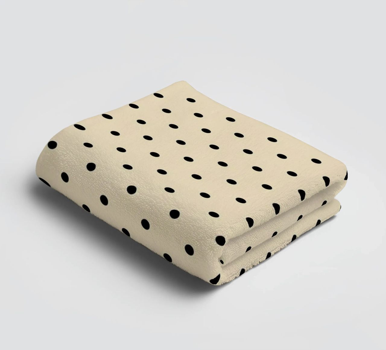 Minimal Basic Polka Dots | Nero su Beige asciugamano da bagno da Beauty in Simplicity