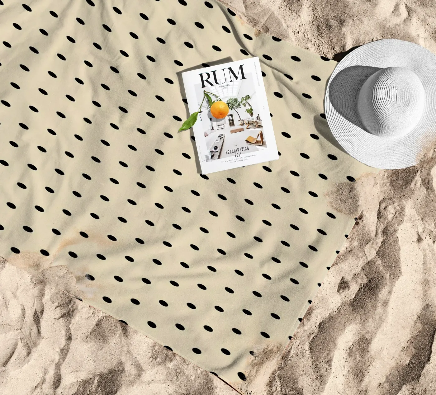 Minimal Basic Polka Dots | Nero su Beige telo mare da Beauty in Simplicity