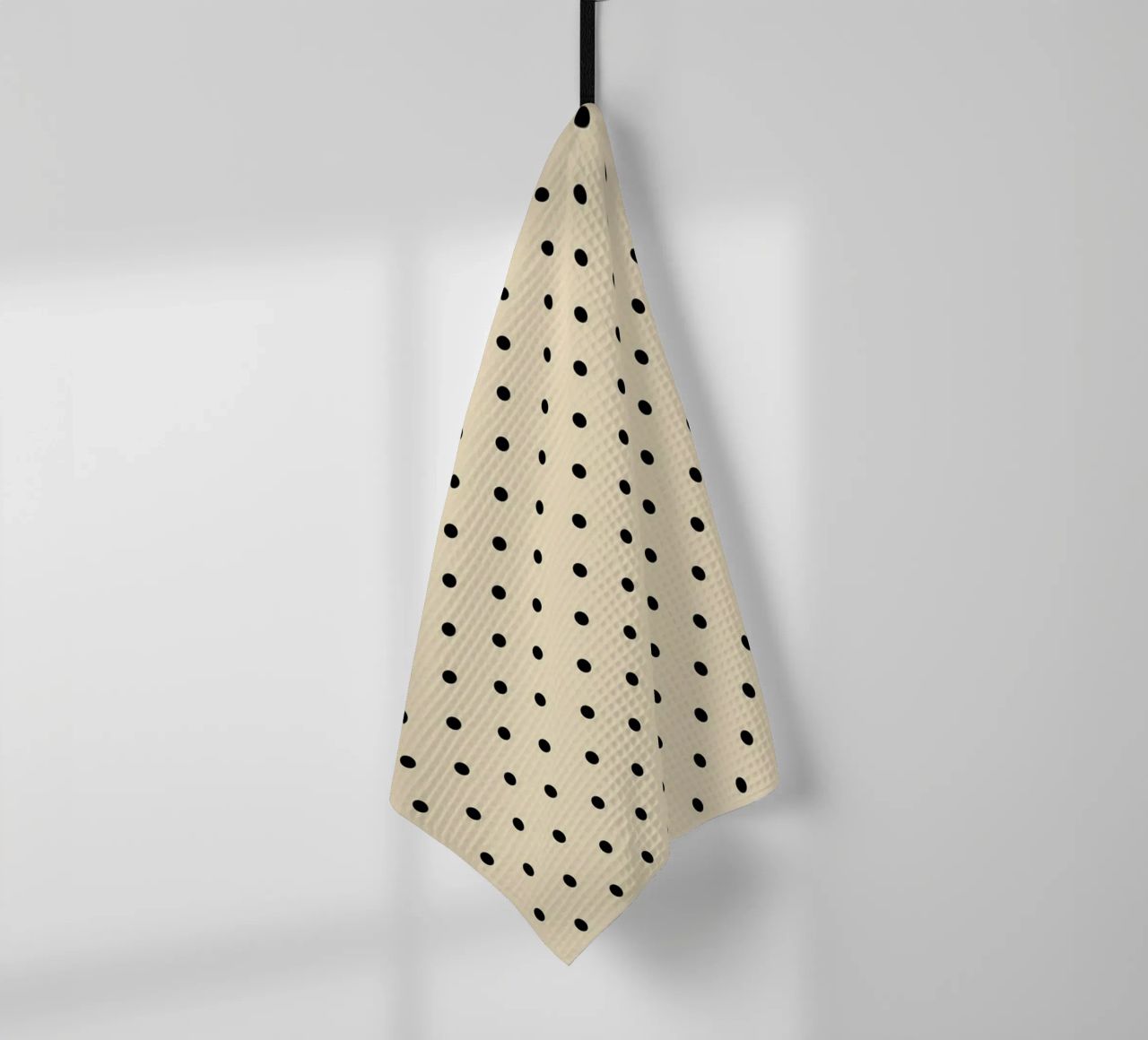 Minimal Basic Polka Dots | Nero su Beige canovaccio da cucina da Beauty in Simplicity