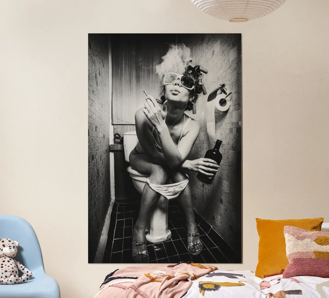 Mujer relajarse en el inodoro poster con marco de aluminio de Martin studio