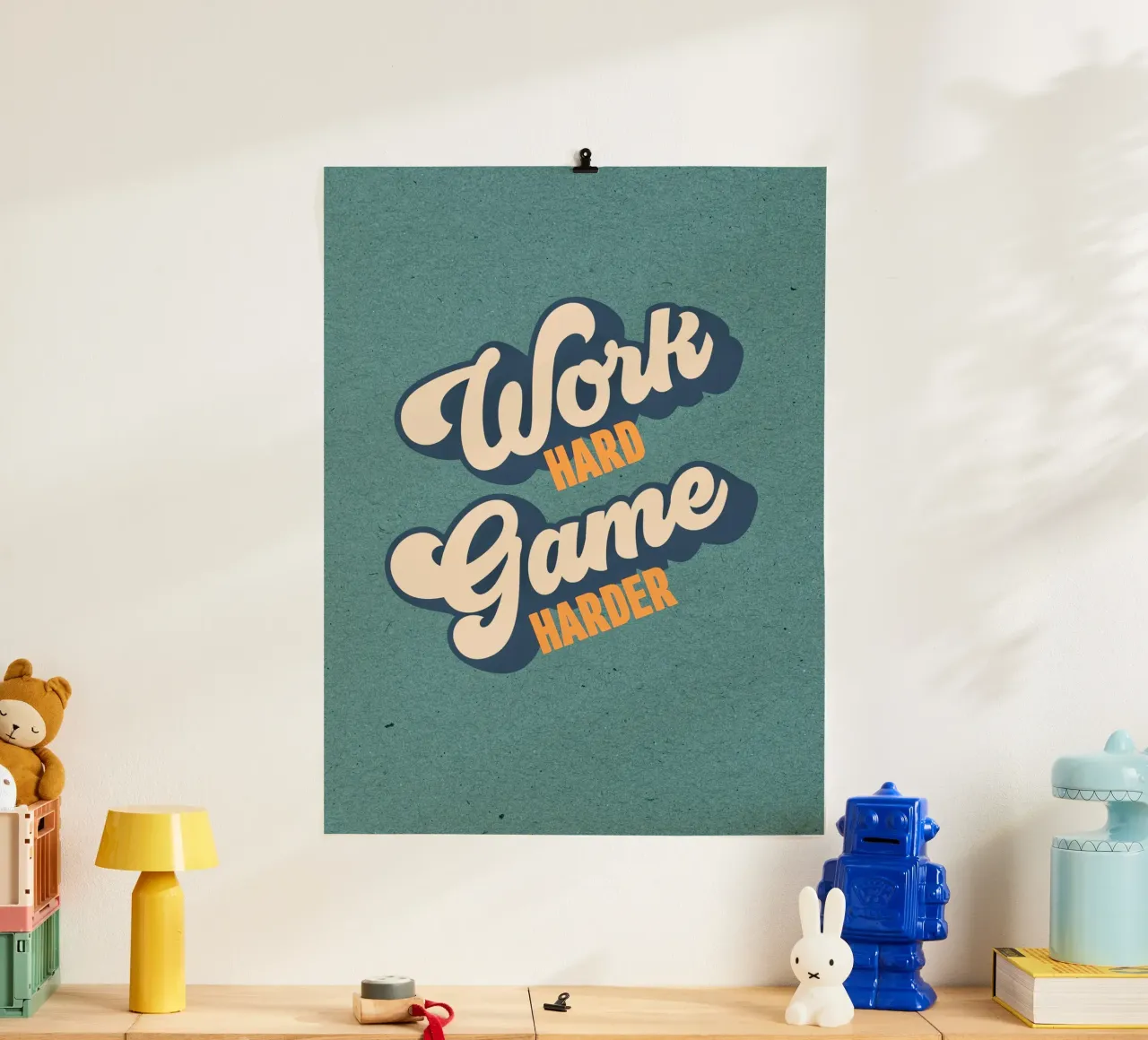 Work Hard, Game Harder - Tipografia motivazionale in grassetto poster con telaio in alluminio da Dominique Vari Words