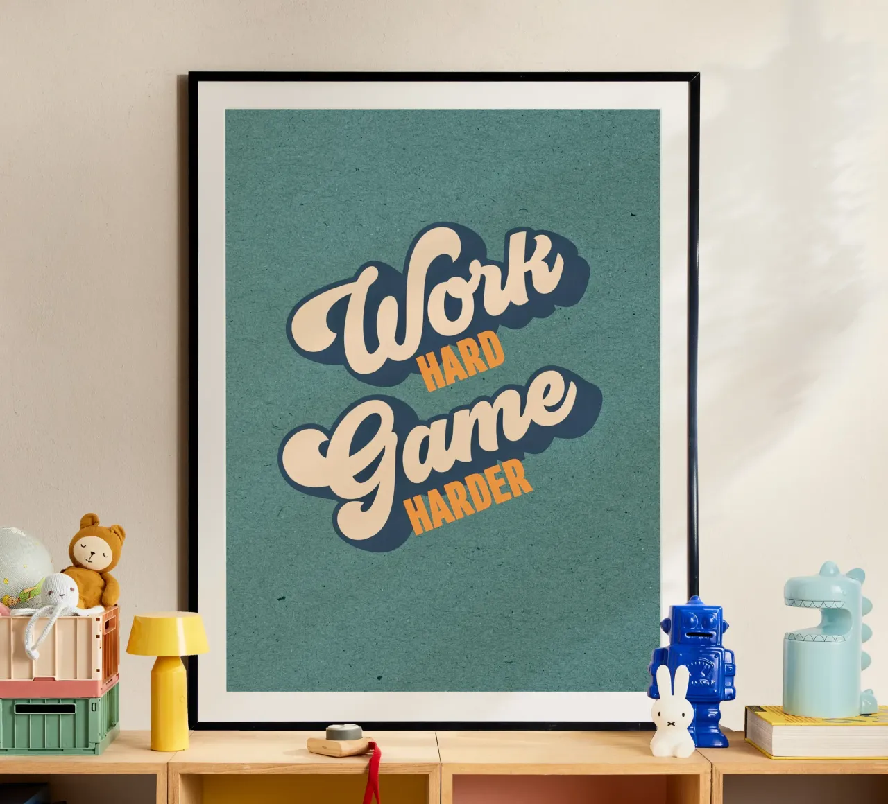 Work Hard, Game Harder - Tipografia motivazionale in grassetto poster con telaio in alluminio da Dominique Vari Words