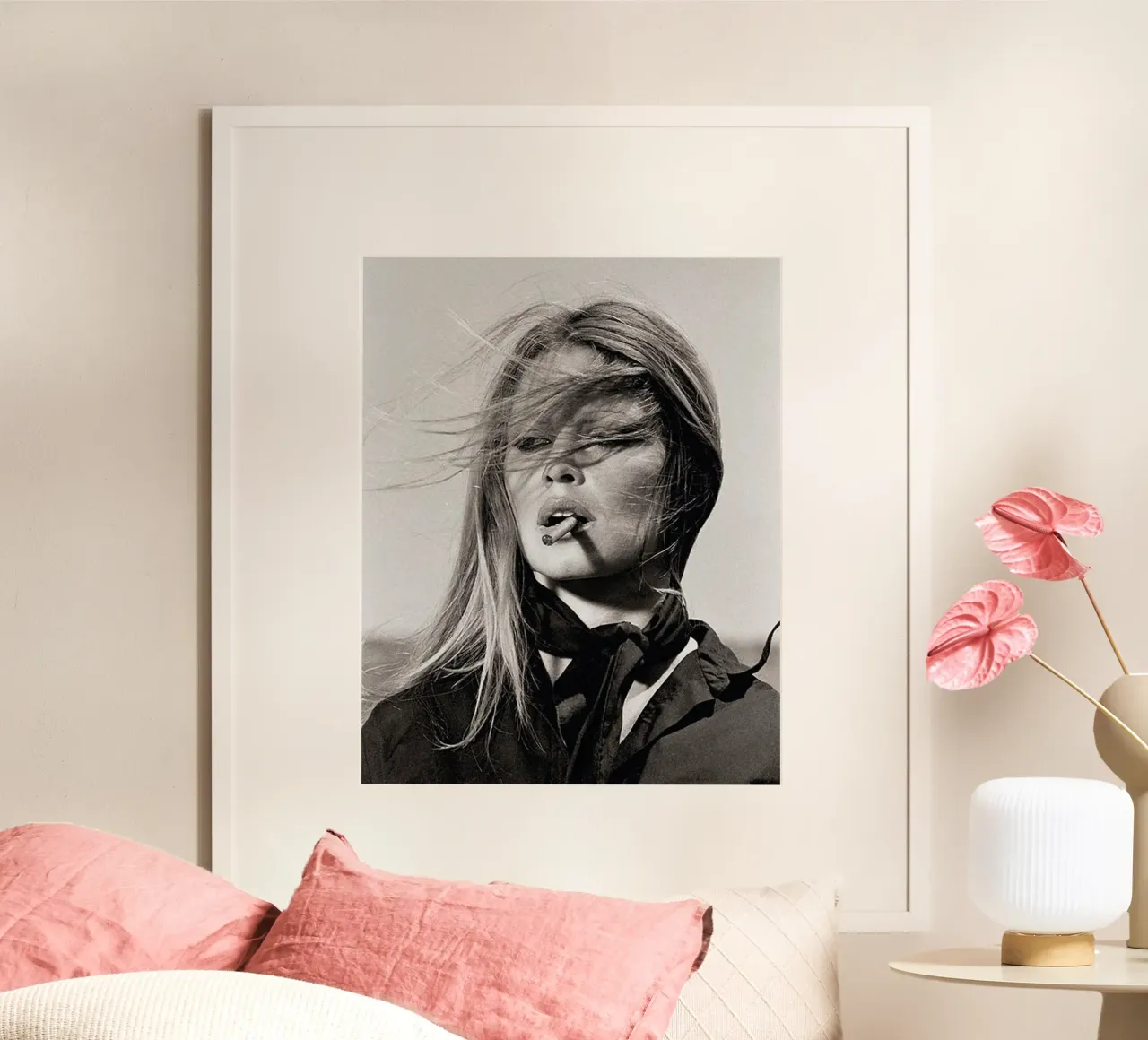 Donna e sigaretta poster con telaio in alluminio da Martin studio