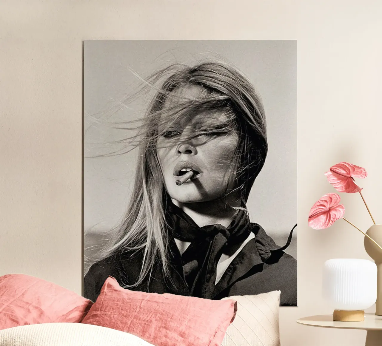 Donna e sigaretta poster con telaio in alluminio da Martin studio
