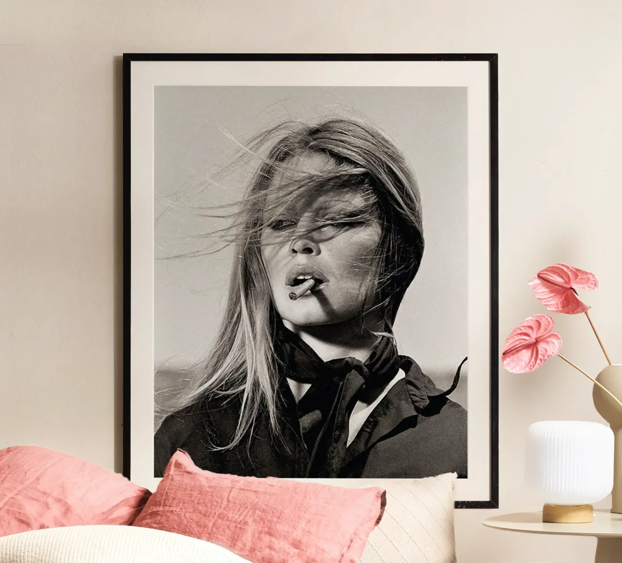 Donna e sigaretta poster con telaio in alluminio da Martin studio