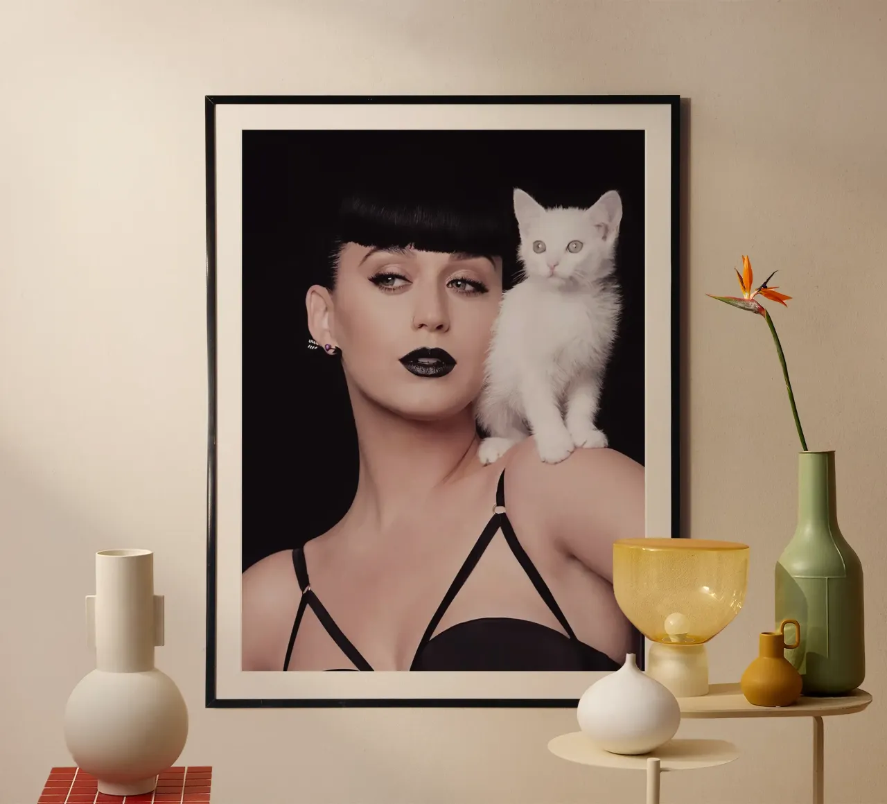 Lady Gaga and His Cat poster con telaio in alluminio da Musadad Shop