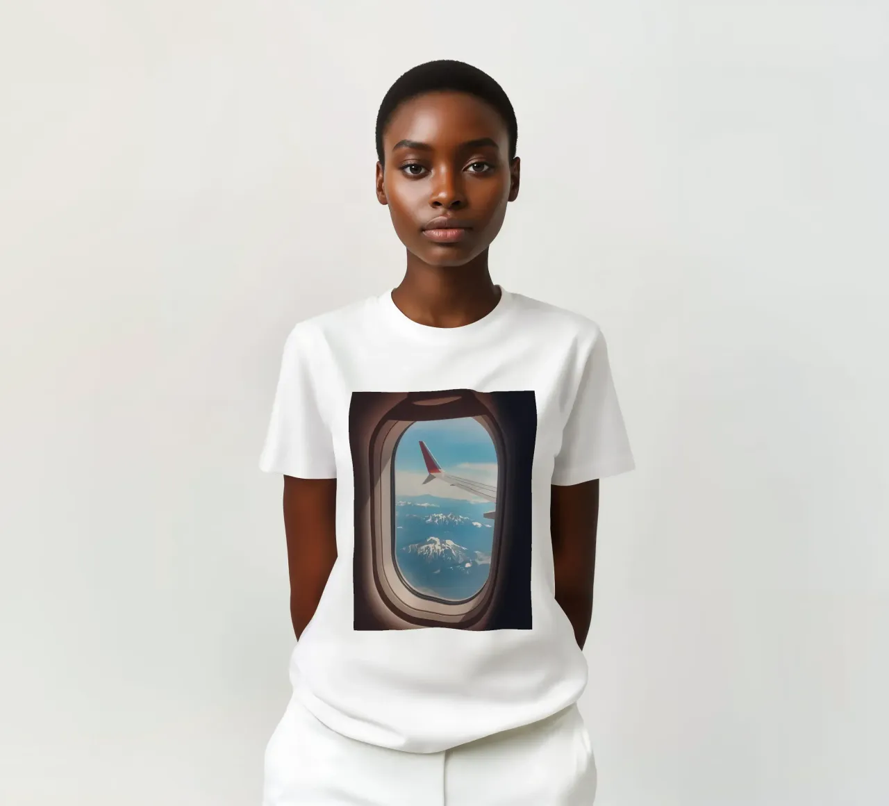 Vue d'un hublot d'avion sur une aile et des montagnes t-shirt de DesignDoodle