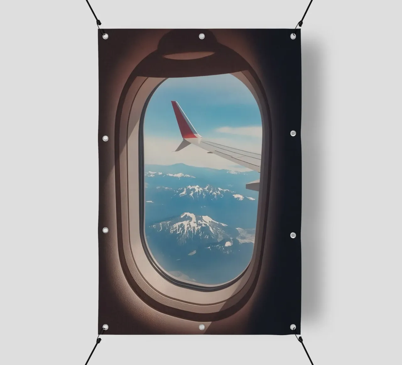 Vue d'un hublot d'avion sur une aile et des montagnes bâche pvc de DesignDoodle