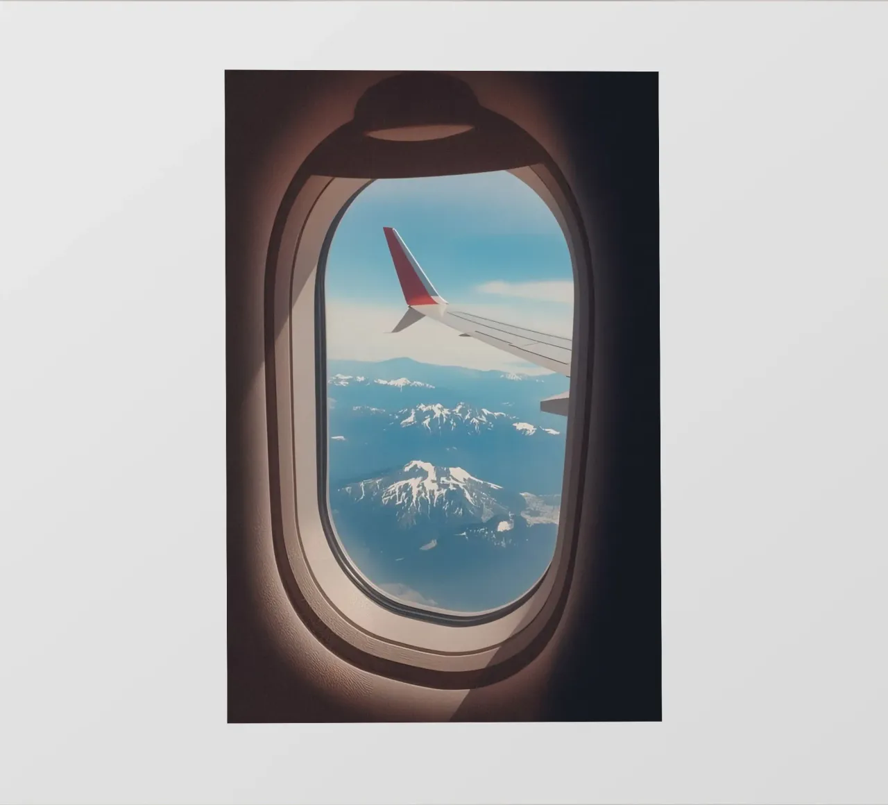 Vue d'un hublot d'avion sur une aile et des montagnes bâche pvc de DesignDoodle