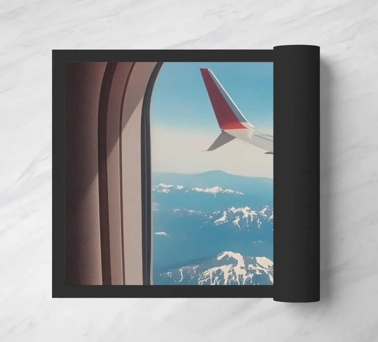 Vue d'un hublot d'avion sur une aile et des montagnes paillasson de DesignDoodle