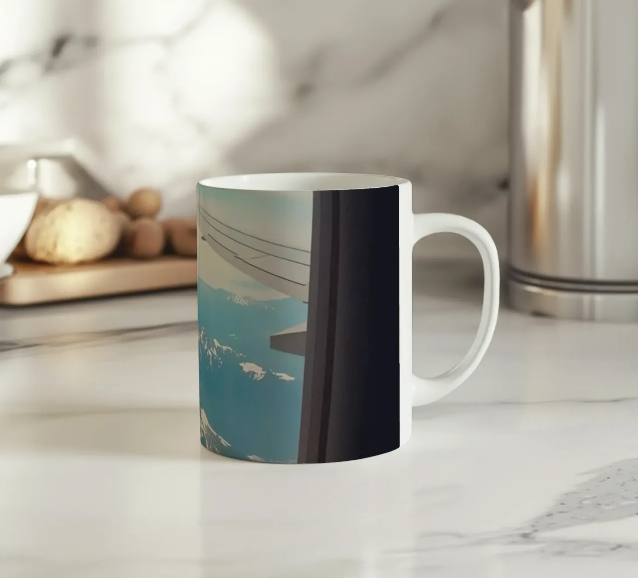 Vue d'un hublot d'avion sur une aile et des montagnes mug en céramique de DesignDoodle