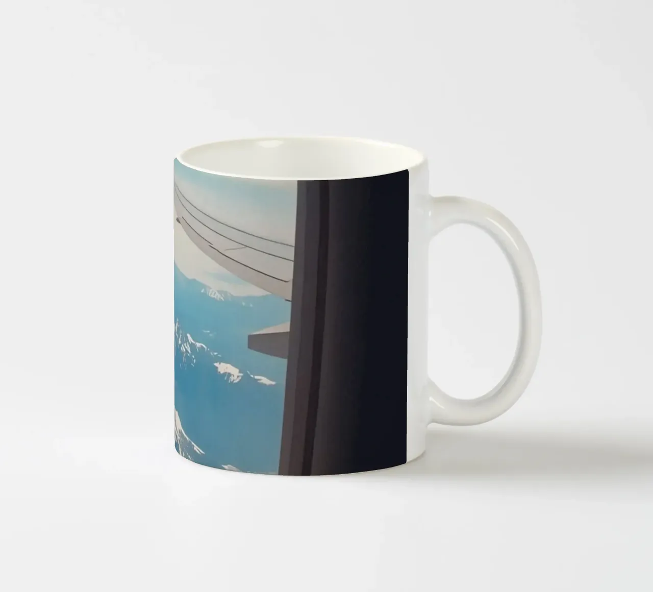 Vue d'un hublot d'avion sur une aile et des montagnes mug en céramique de DesignDoodle