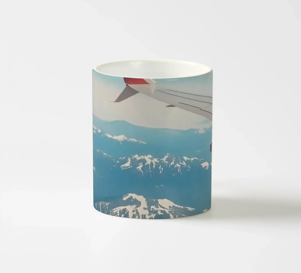 Vue d'un hublot d'avion sur une aile et des montagnes mug en céramique de DesignDoodle