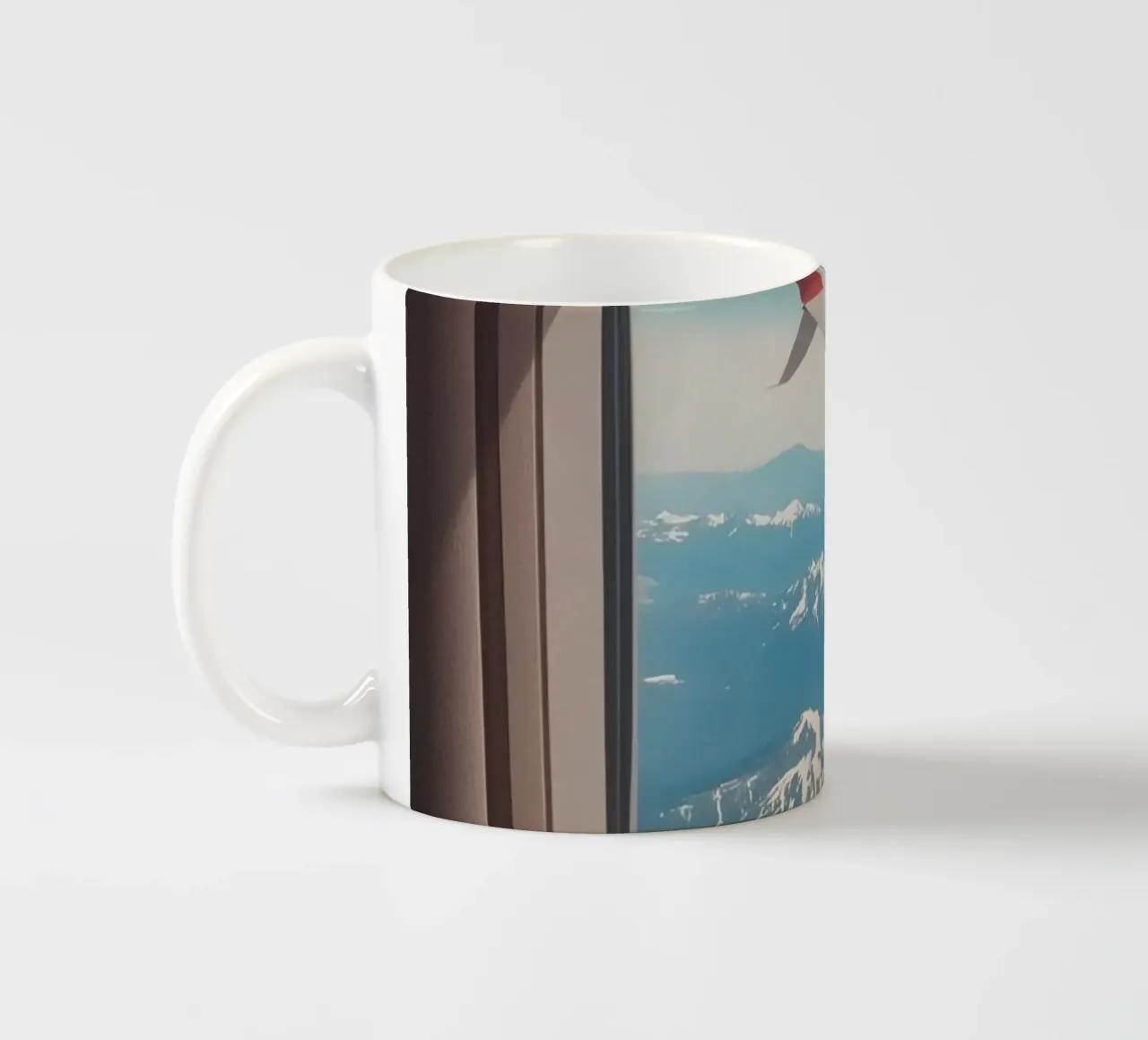 Vue d'un hublot d'avion sur une aile et des montagnes mug en céramique de DesignDoodle