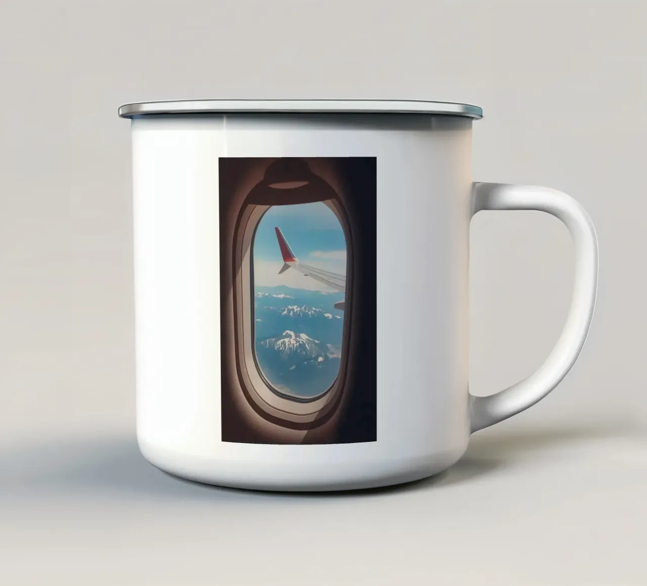 Vue d'un hublot d'avion sur une aile et des montagnes mug en émail de DesignDoodle