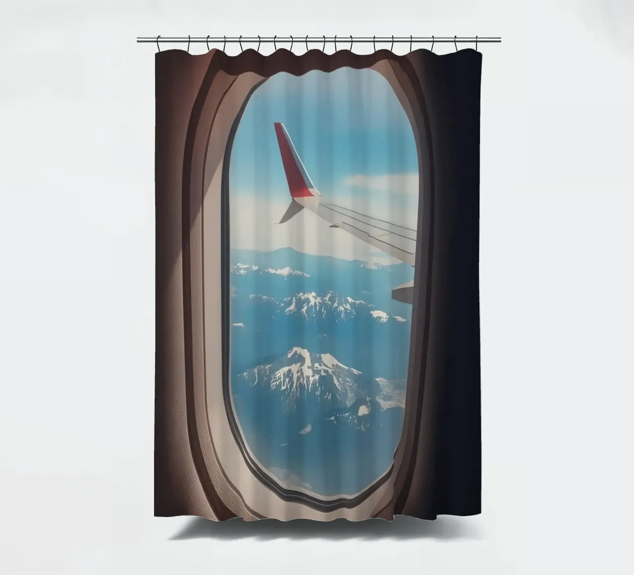 Vue d'un hublot d'avion sur une aile et des montagnes rideau de douche de DesignDoodle
