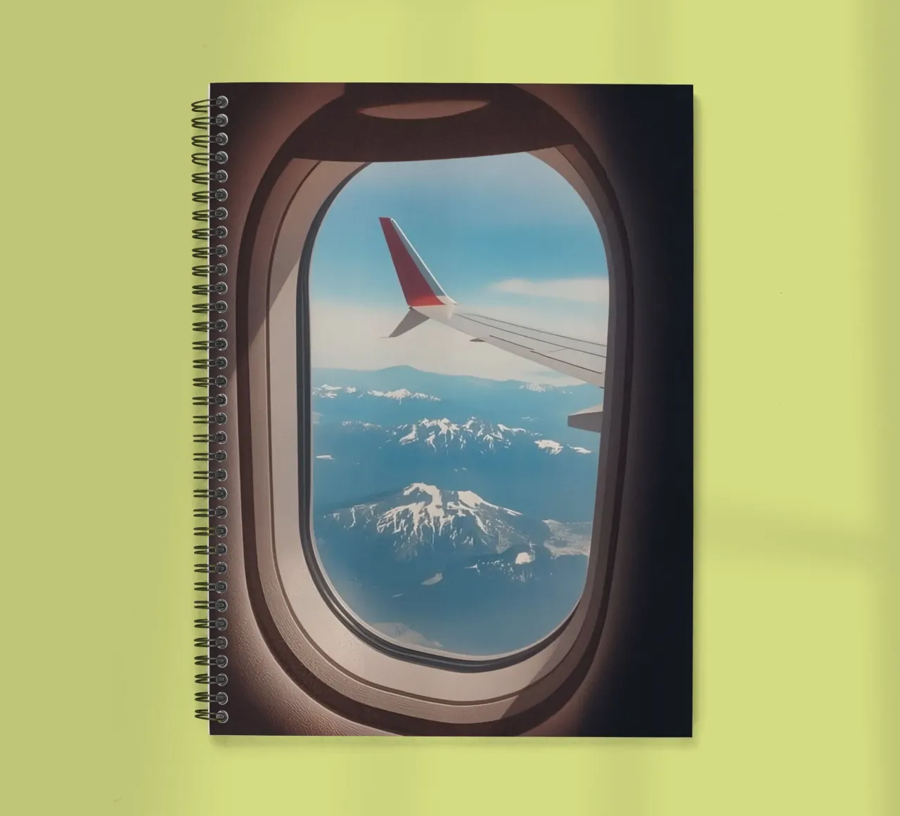 Vue d'un hublot d'avion sur une aile et des montagnes carnet à spirale de DesignDoodle