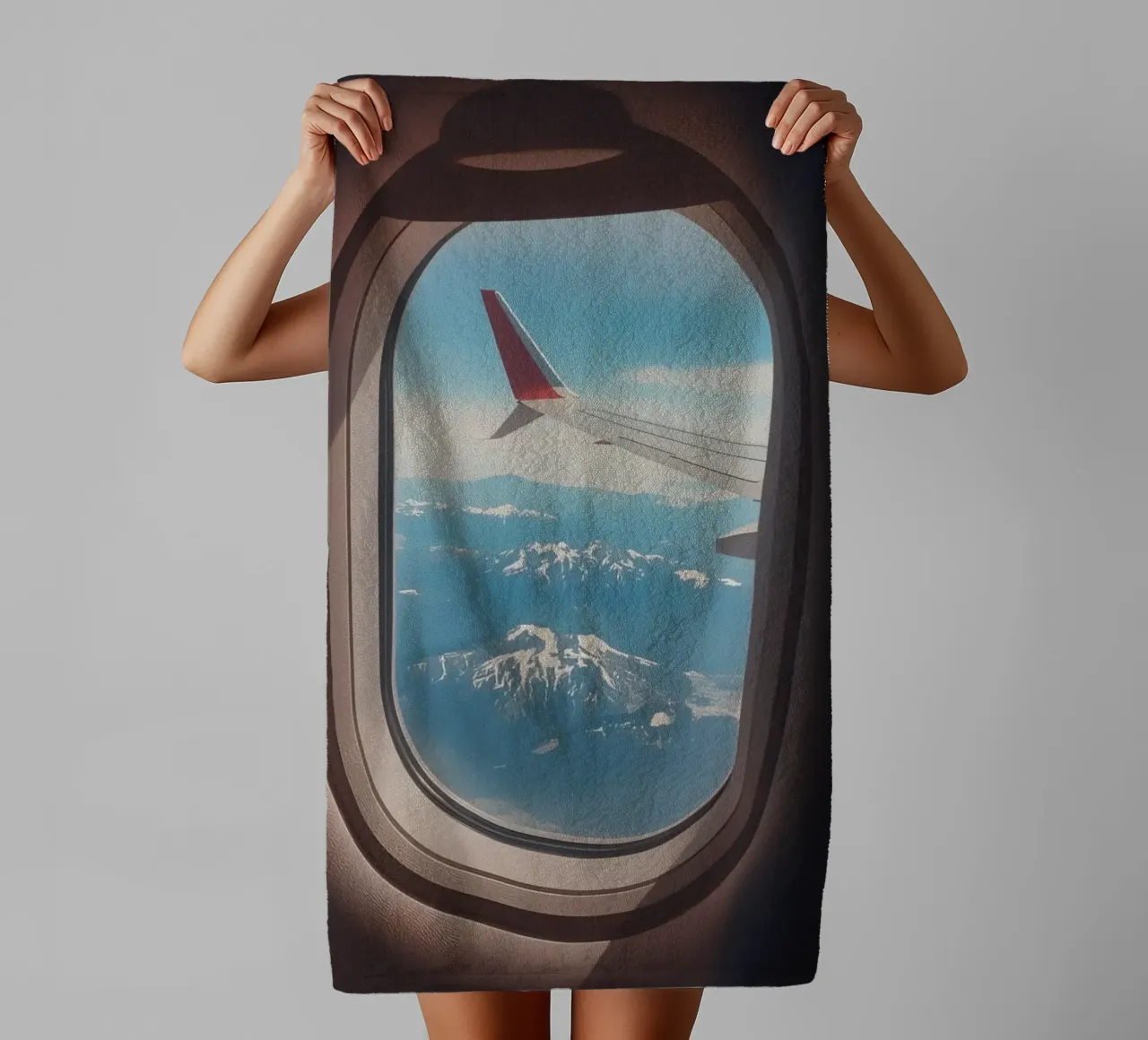 Vliegtuig Raam Zicht op Vleugel en Bergen badhanddoek van DesignDoodle