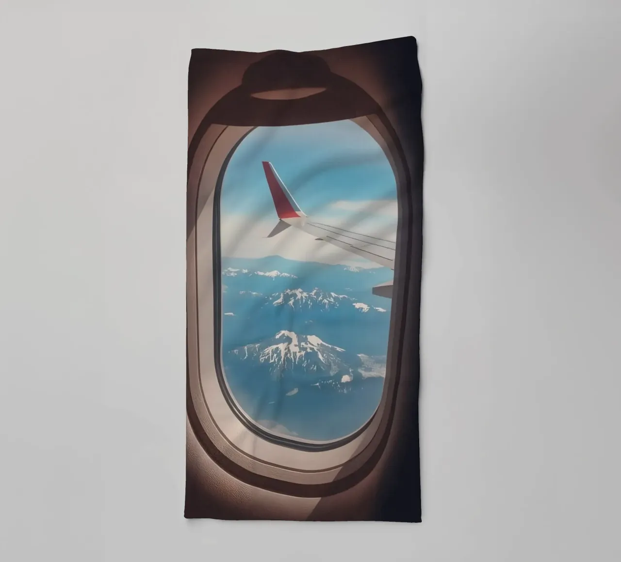 Vliegtuig Raam Zicht op Vleugel en Bergen badhanddoek van DesignDoodle