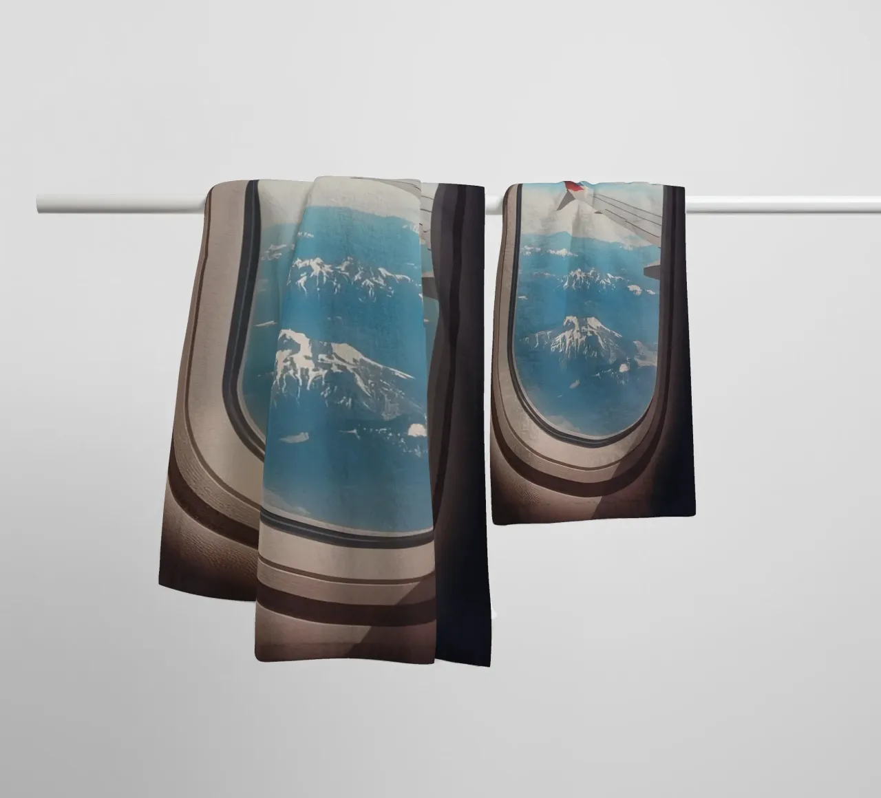 Vliegtuig Raam Zicht op Vleugel en Bergen badhanddoek van DesignDoodle