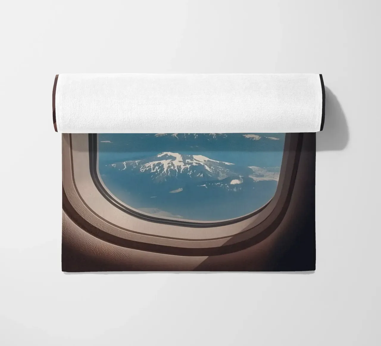 Vue d'un hublot d'avion sur une aile et des montagnes serviette de plage de DesignDoodle