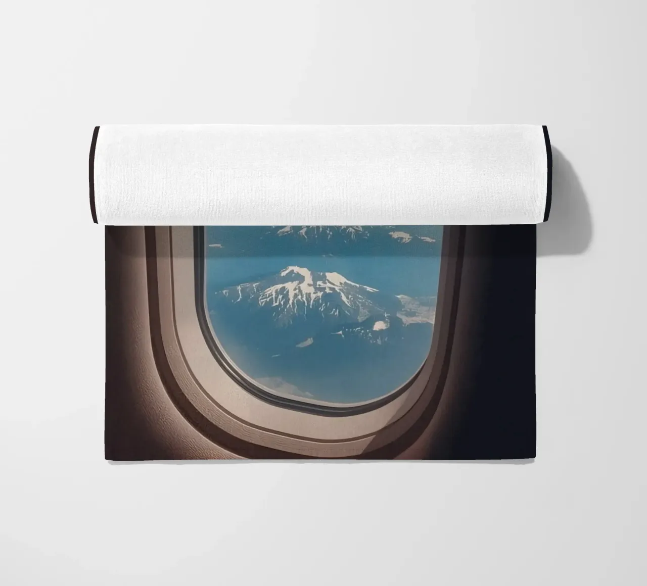 Vue d'un hublot d'avion sur une aile et des montagnes serviette de plage de DesignDoodle