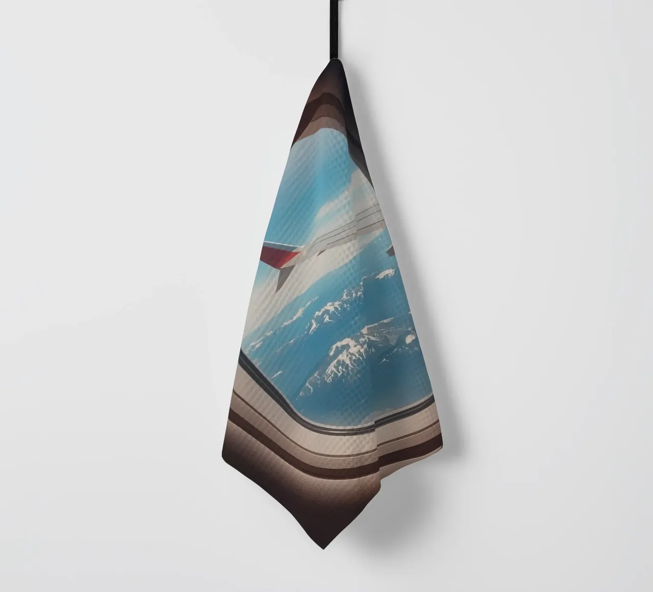Vue d'un hublot d'avion sur une aile et des montagnes torchon de DesignDoodle