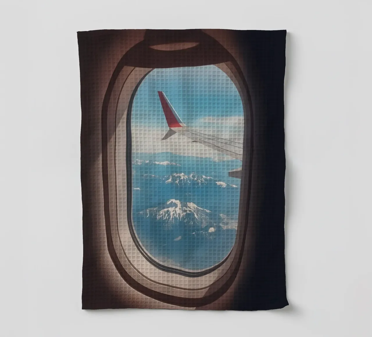 Vue d'un hublot d'avion sur une aile et des montagnes torchon de DesignDoodle