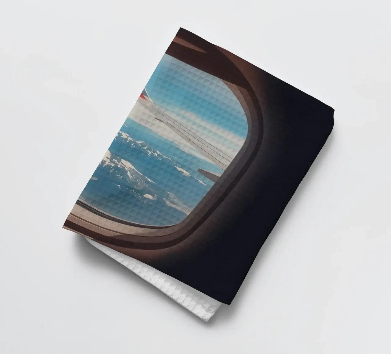 Vue d'un hublot d'avion sur une aile et des montagnes torchon de DesignDoodle