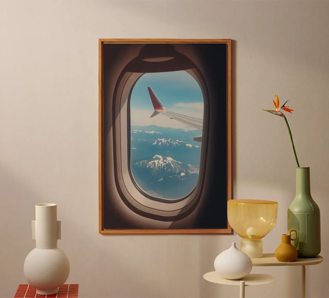 Vue d'un hublot d'avion sur une aile et des montagnes alu dibond de DesignDoodle