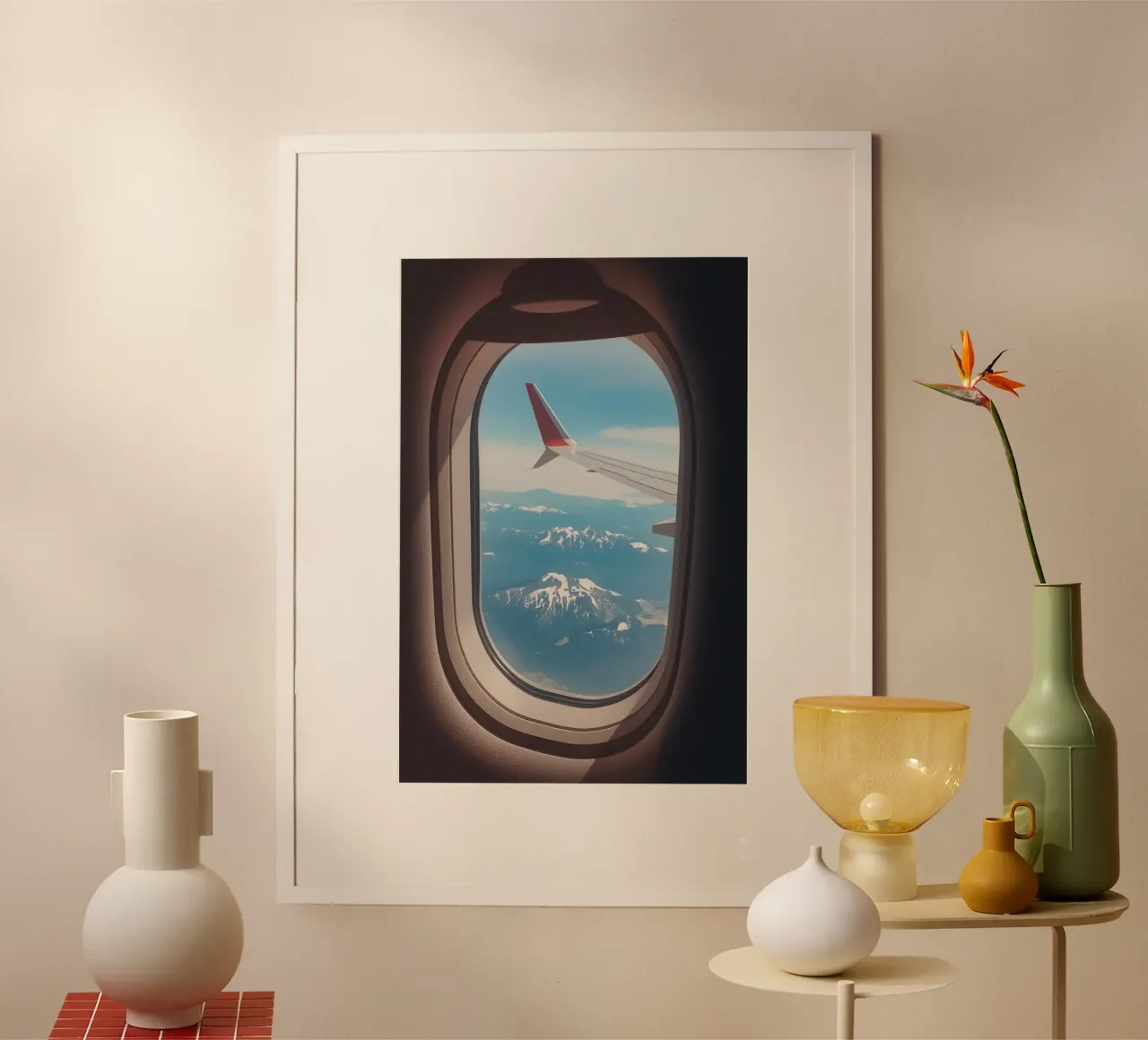 Vista dal finestrino dell'aereo di un'ala e delle montagne poster con telaio in alluminio da DesignDoodle