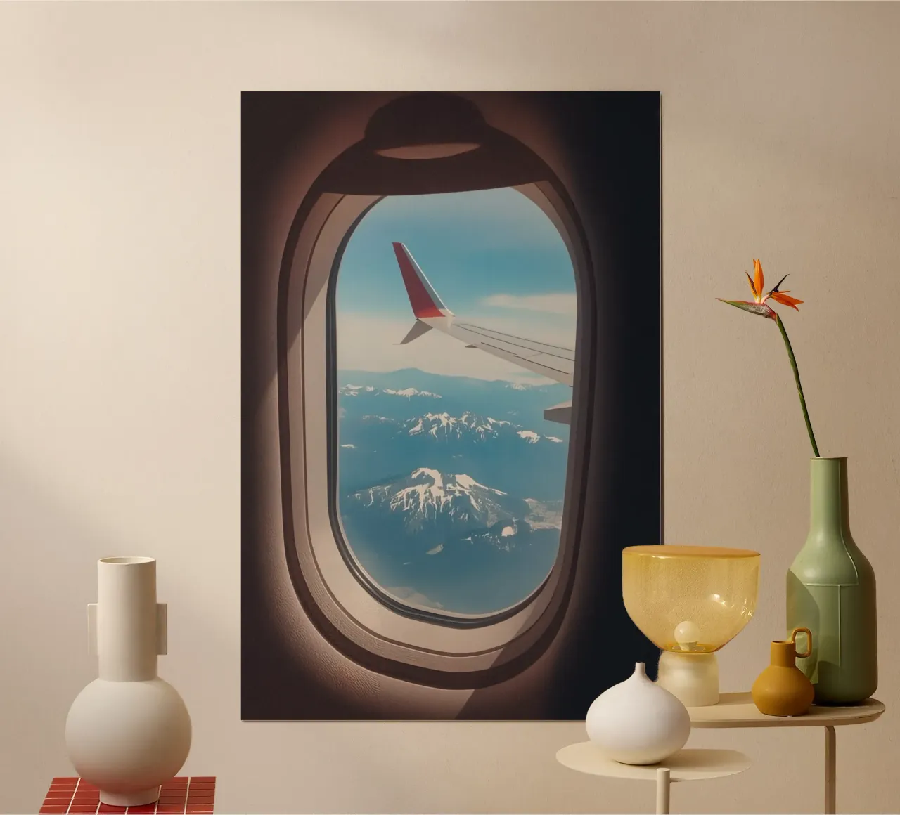 Vista dal finestrino dell'aereo di un'ala e delle montagne poster con telaio in alluminio da DesignDoodle