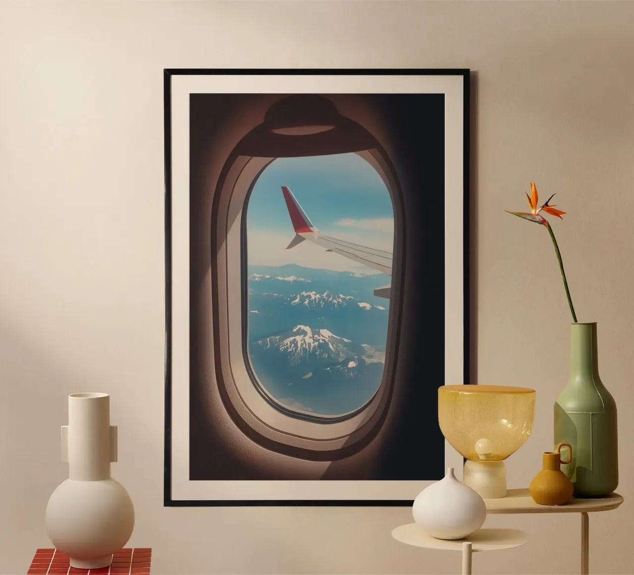 Vista dal finestrino dell'aereo di un'ala e delle montagne poster con telaio in alluminio da DesignDoodle