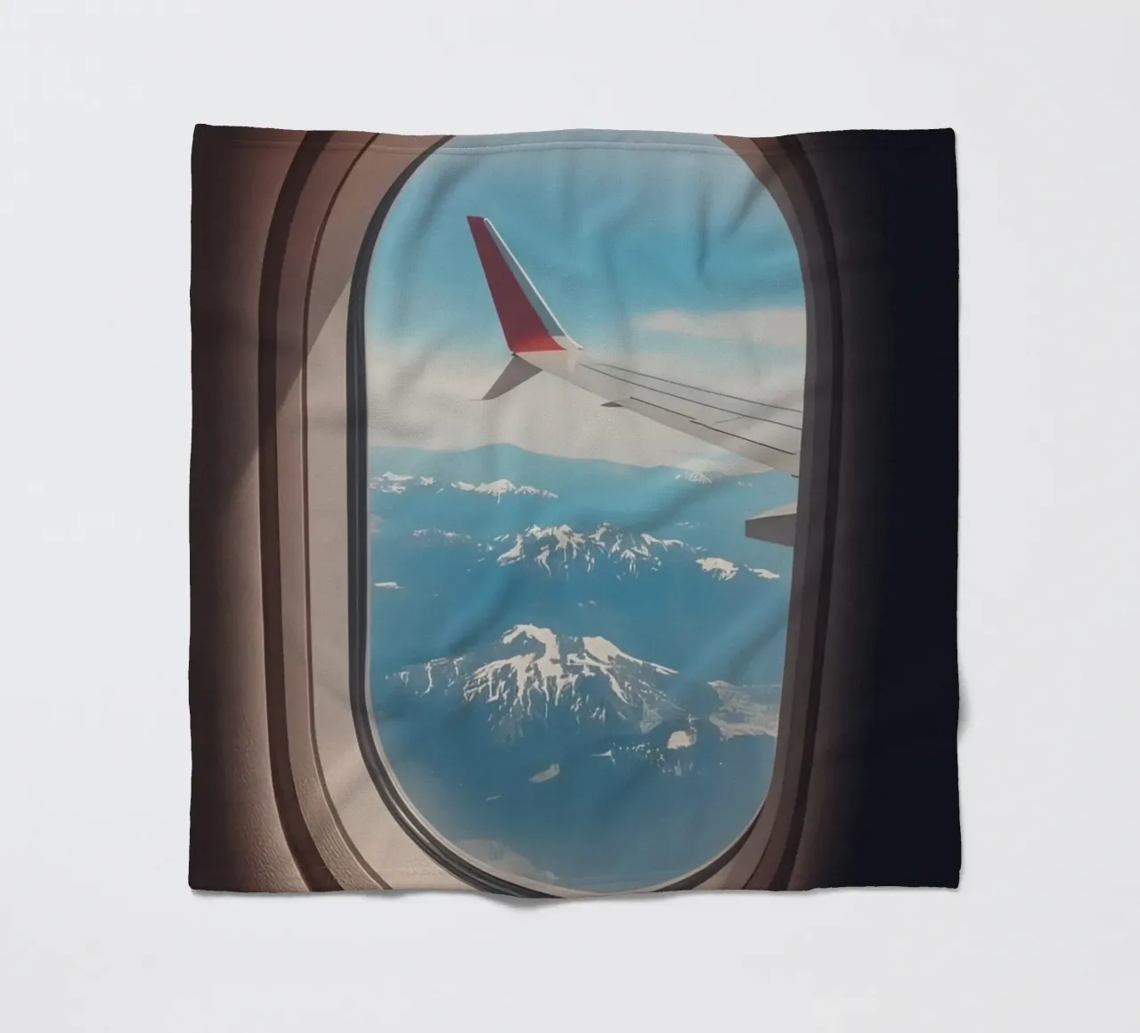 Vue d'un hublot d'avion sur une aile et des montagnes plaid polaire de DesignDoodle