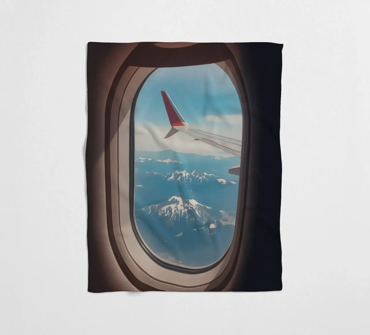 Vue d'un hublot d'avion sur une aile et des montagnes plaid polaire de DesignDoodle