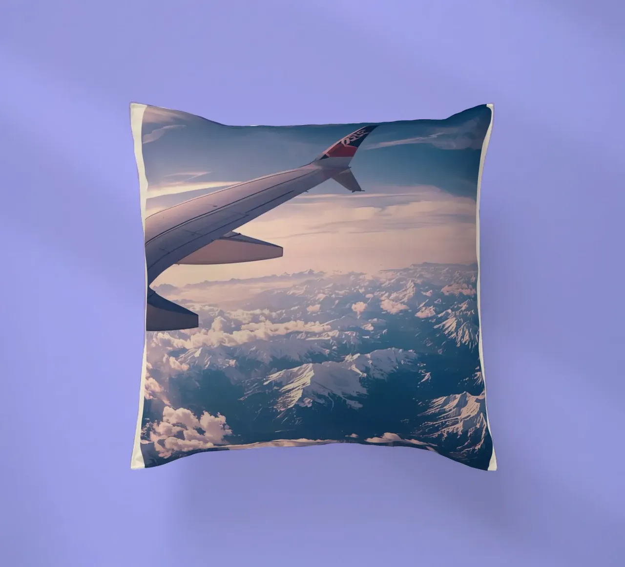 Ala di aereo sopra le montagne cuscino da DesignDoodle