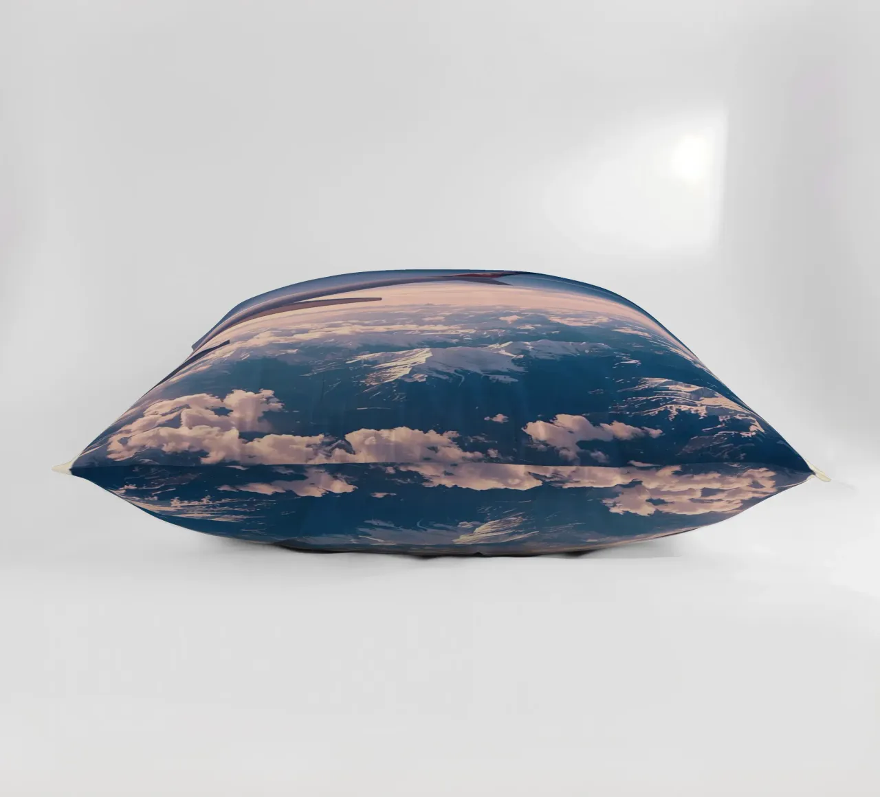 Ala di aereo sopra le montagne cuscino da DesignDoodle