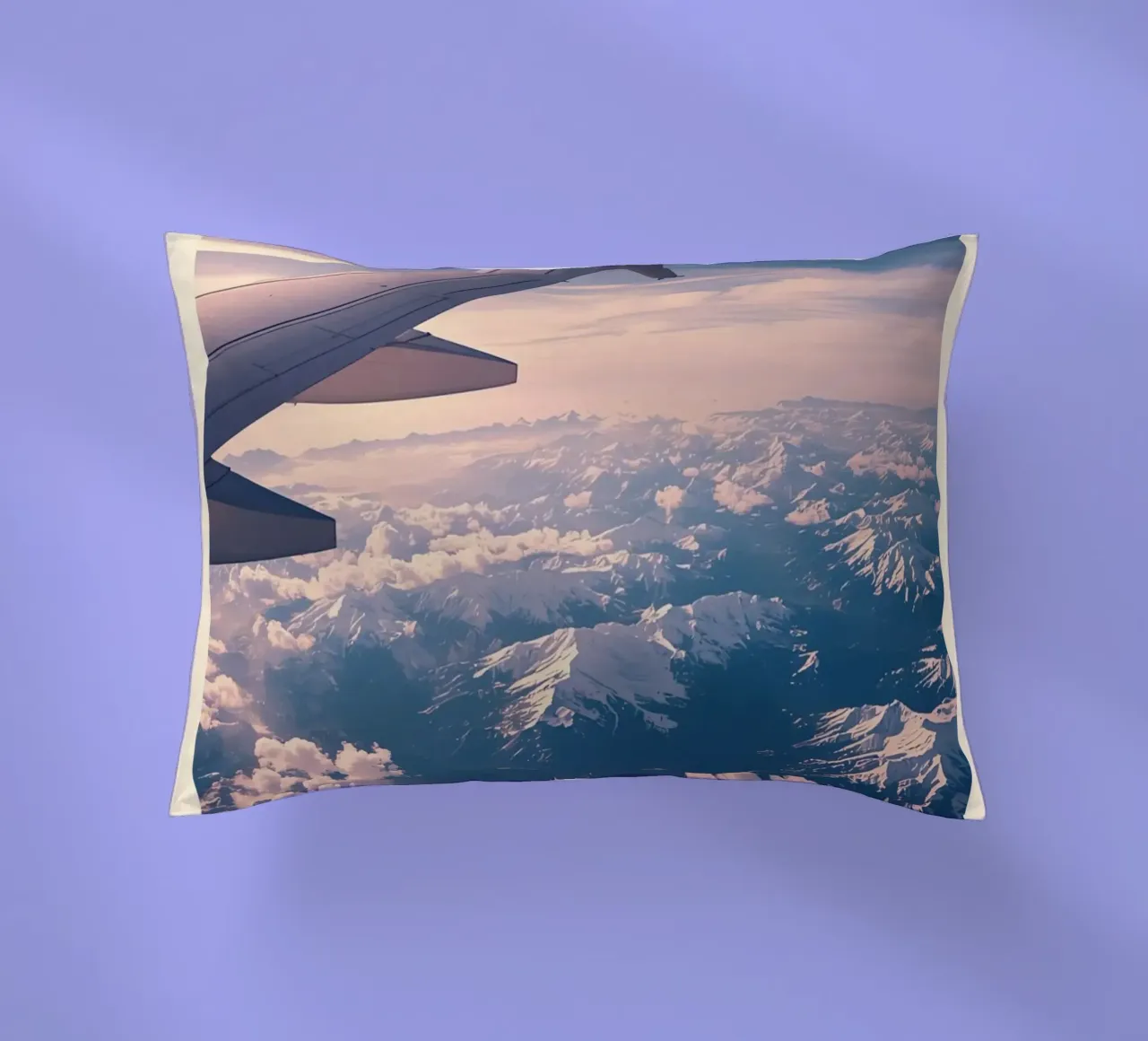 Ala di aereo sopra le montagne cuscino da DesignDoodle