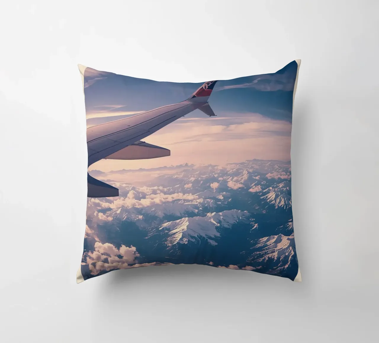Ala di aereo sopra le montagne cuscino da DesignDoodle